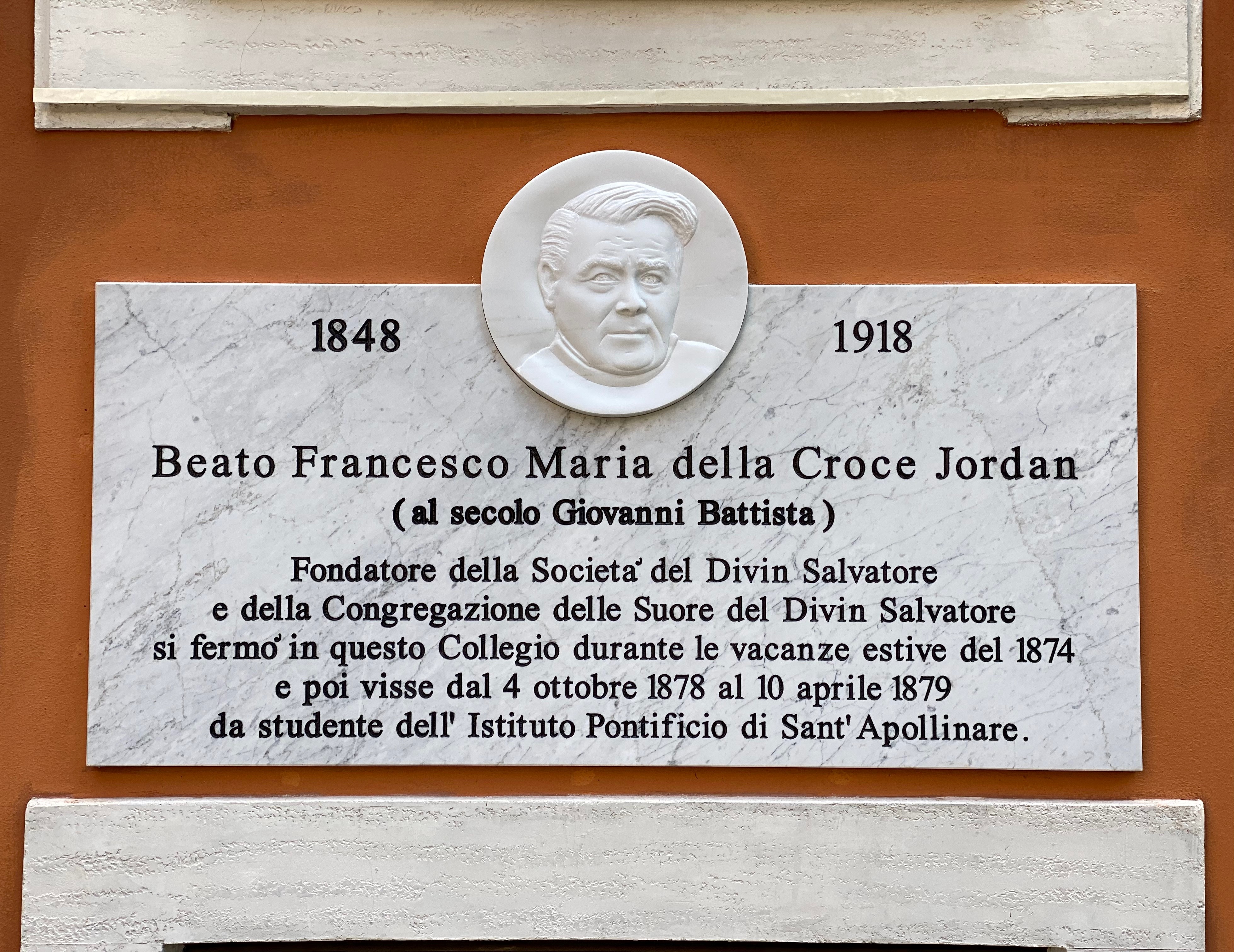 Diese Gedenktafel wurde am 21. Juli – am 1. Gedenktag vom Seligen Franziskus Jordan – im Campo Santo enthüllt