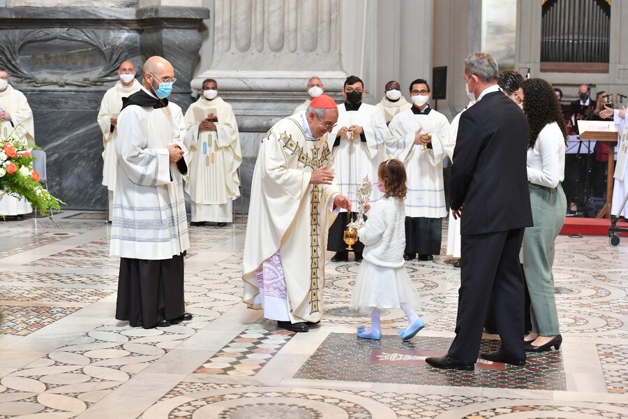 Livia Maria mit ihren Eltern. In ihrer Hand trägt sie das Reliquiar des Seligen Pater Franziskus Jordan / padri salvatoriani via della conciliazione roma/ Marco Andreozzi Livia Maria mit ihren Eltern. In ihrer Hand trägt sie das Reliquiar des Seligen Pater Franziskus Jordan