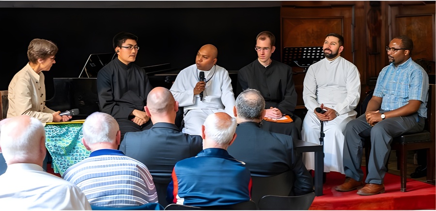 Sr. Christine Rod MC interviewt drei Scholastiker des internationalen Ausbildungshauses Tor de‘ Cenci, Rom (Fr. Joseph Hoa aus Vietnam, Fr. Gabriel da Costa aus Osttimor, Fr. Stefaan Peetermans aus Belgien) sowie P. Márton Gál aus Temeswar und P. Sal / P. Peter van Meijl SDS Sr. Christine Rod MC interviewt drei Scholastiker des internationalen Ausbildungshauses Tor de‘ Cenci, Rom (Fr. Joseph Hoa aus Vietnam, Fr. Gabriel da Costa aus Osttimor, Fr. Stefaan Peetermans aus Belgien) sowie P. Márton Gál aus Temeswar und P. Sal