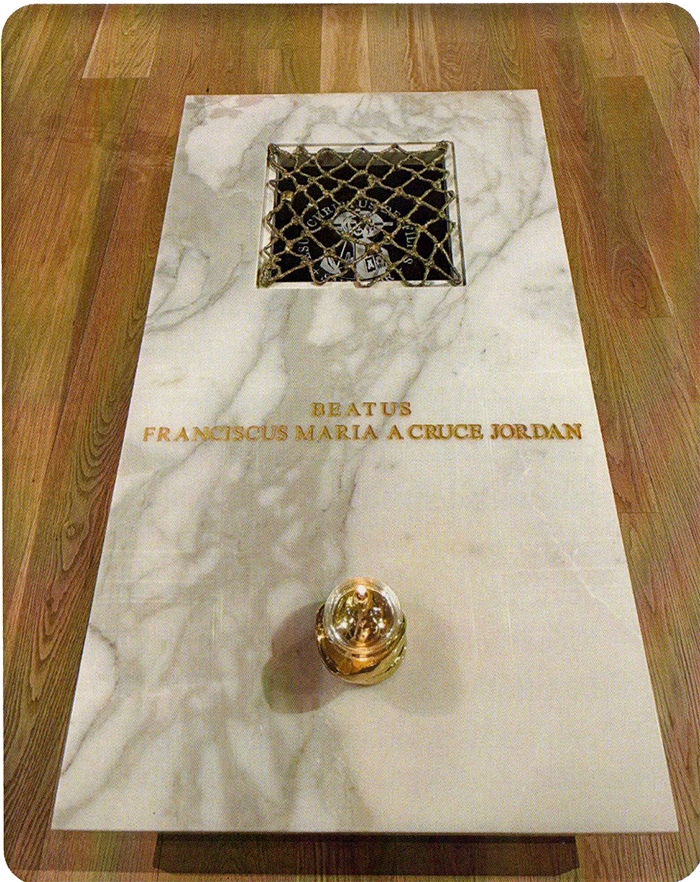 Die große Marmortafel symbolisiert Festigkeit, Stärke und Stille und erinnert an die Lehren des Seligen Franziskus Jordan
