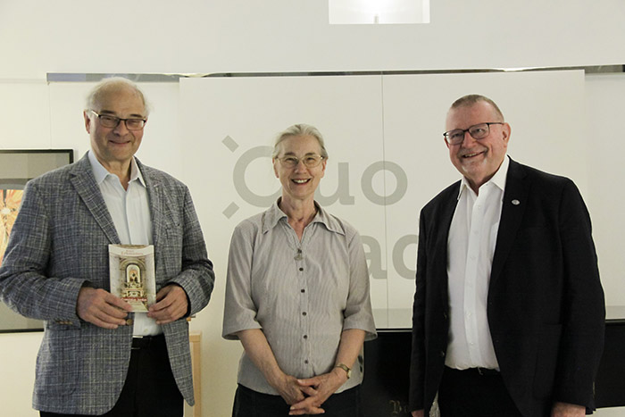 P. Peter van Meijl, Sr. Ulrike Musick und Provinzial P. Josef Wonisch bei der Buchpräsentation im Quo vadis? am 11. Juni 2021