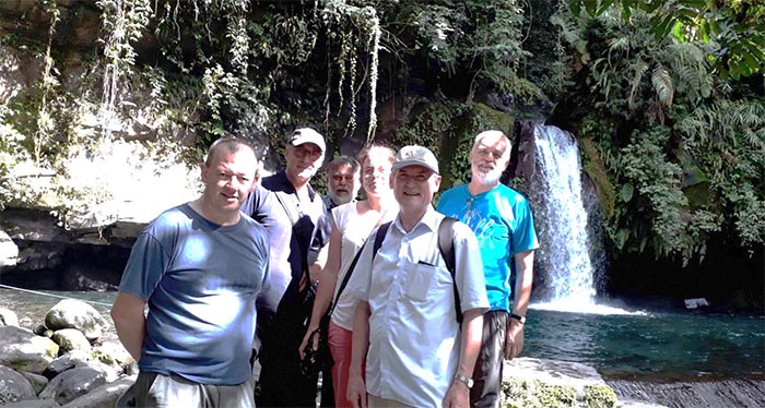 Beim Taytay-Wasserfall mit dem Besuch, vorne links P. Hubert 