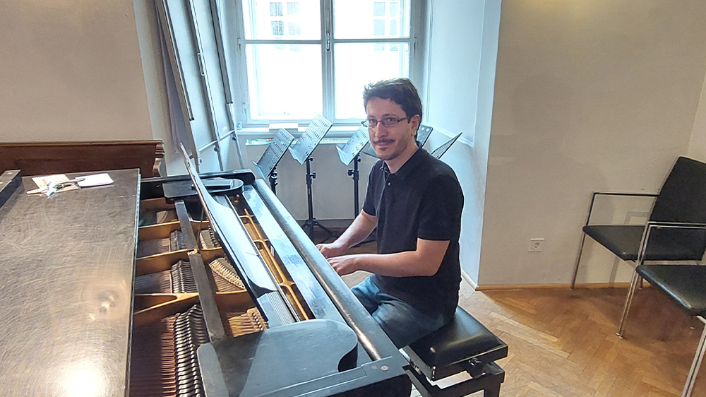 Manuel Schuen hatte einen musikalischen Abschiedsgruß für P. salvator Mselle vorbereitet / Salvatorianer/rs Manuel Schuen hatte einen musikalischen Abschiedsgruß für P. Salvator Mselle vorbereitet