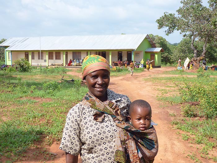 Mutter vor Mutterkind-Station in Namiungo/Süd-Tansania