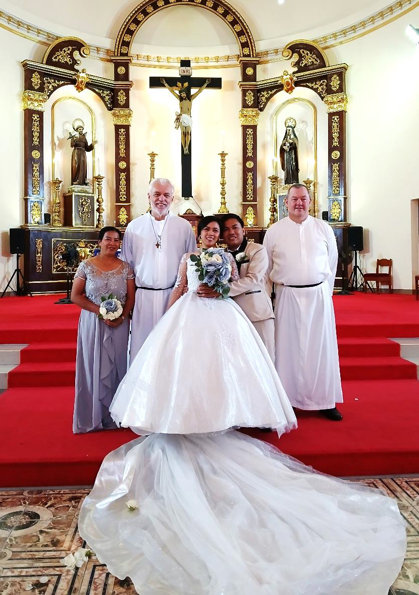 Ein Muss: Foto mit Brautmutter und Brautpaar. Der Kleiderverleih profitierte. Vorgegeben war graublau oder blau für die Damen. Für die Herren reichte es, wenn sie mit dem festlichen Philippinohemd erschienen. 