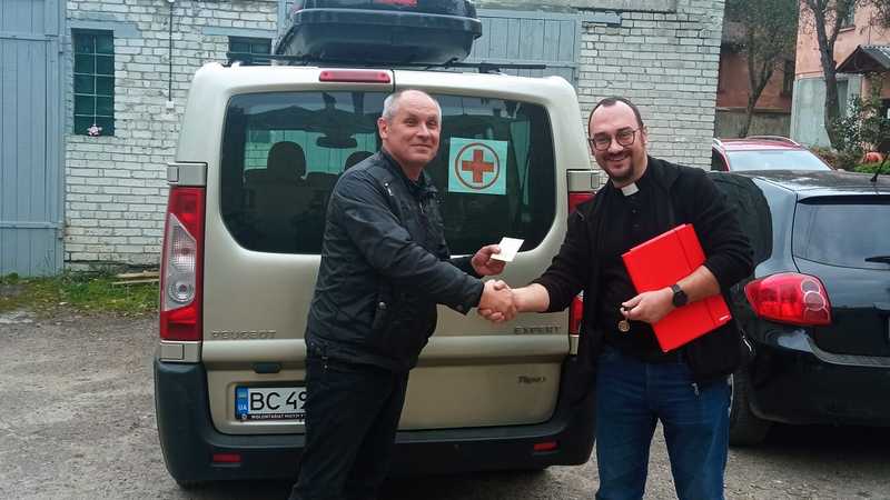 Die Salvatorianer schenkten der Pfarrei in Brzozdowce durch den Pfarrer P. Damian Pankowiak SDS einen Renault Trafic für die laufenden humanitären Aktivitäten.