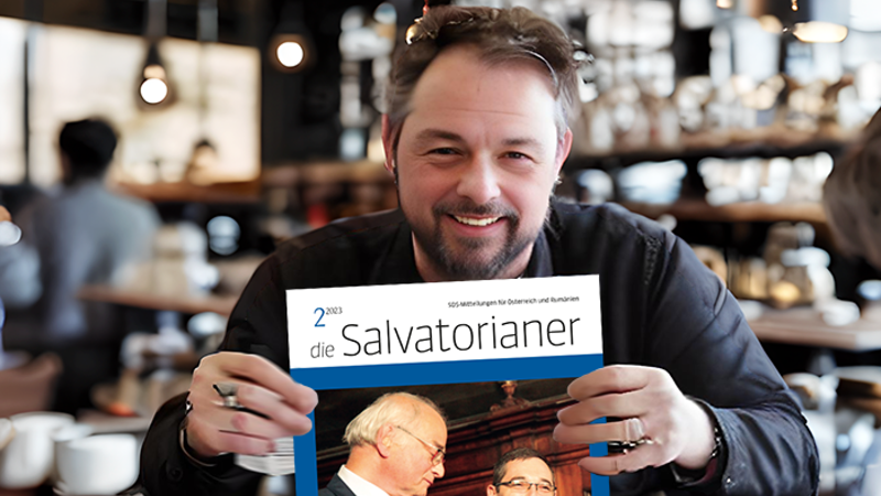 Robert Sonnleitner, Pressesprecher der Salvatorianer, hält das neue Magazin 'die Salvatorianer' hoch