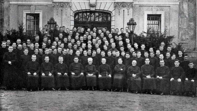 Generalobere P. Pankratius Pfeiffer (sitzend, 5. v. links) besucht das internationale Ausbildungshaus in Heinzendorf/Schlesien, Sommer 1933 / Bildnachweis: van Meijl, Peter SDS, Erzähl mir die Geschichte von Pater Titus Helde SDS (*1905 - +1945), Wien 2011, S. 53