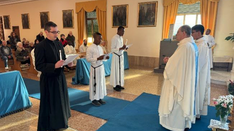 Fr. Adrian Hafner (links) erneuerte am 8. Dezember 2023 in Rom sein Gelübde
