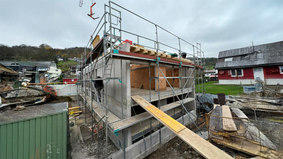 Erste Dachbedeckung beim neuen Salvatorianerkloster in Gurtweil  sichtbar