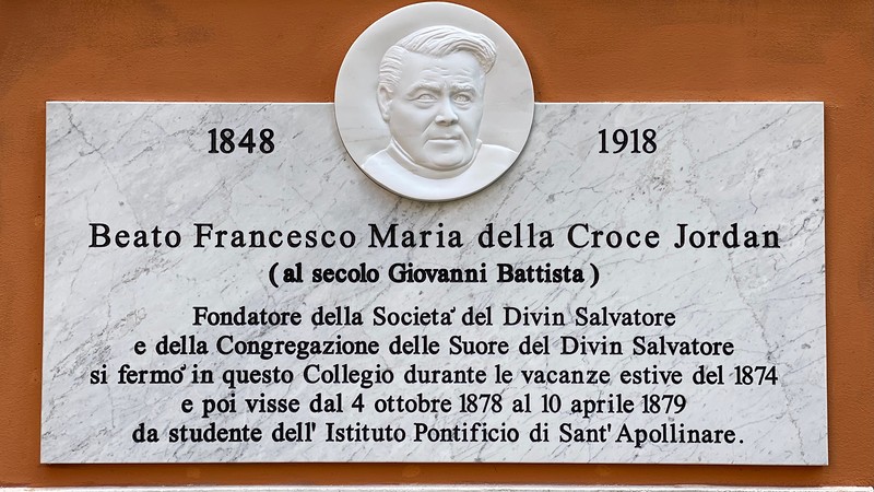 Diese Gedenktafel wurde am 21. Juli – am 1. Gedenktag vom Seligen Franziskus Jordan – im Campo Santo enthüllt