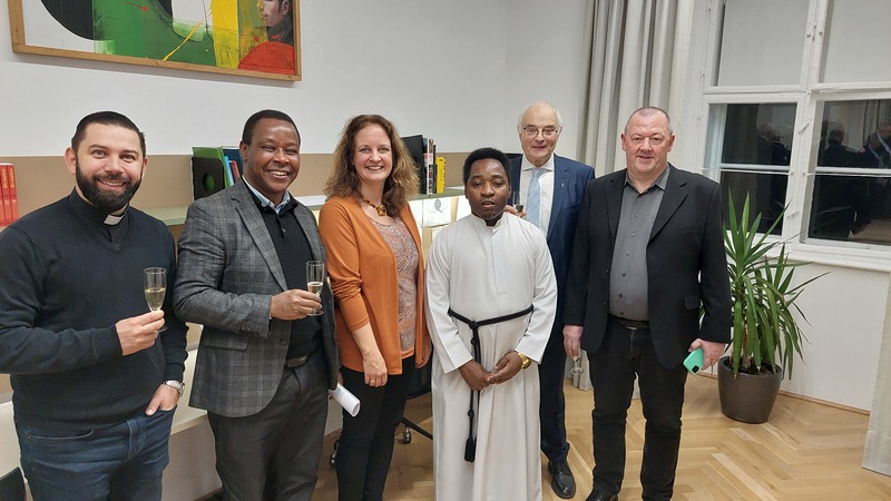 V.l.n.r.: P. Provinzial Márton Gál, P. Michael Tesha (Generalat Rom), Daniela Sommer-Neustifter (wissenschaftliche Mitarbeiterin des Instituts), P. Cypriano Kikoti SDS (Student), P. Peter van Meijl (Direktor) und P. Hubert Kranz SDS (Generalat Rom) / Salvatorianer/rs V.l.n.r.: P. Provinzial Márton Gál, P. Michael Tesha (Generalat Rom), Daniela Sommer-Neustifter (wissenschaftliche Mitarbeiterin des Instituts), P. Cypriano Kikoti SDS (Student), P. Peter van Meijl (Direktor) und P. Hubert Kranz SDS (Generalat Rom)