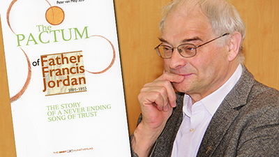 P. Peter van Meijl mit seinem Buch 'The Pactum of Father Francis Jordan'