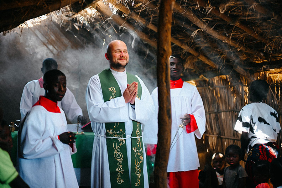 Die Feier einer Messe im ländlichen  Sambia: neben der alltäglichen  pastoralen Arbeit fördert man das  lokale Bildungswesen.