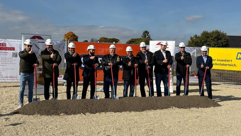 Am 14. Oktober 2025 erfolgte der Spatenstich mit Provinzial P. Marton Gal (4.v.l